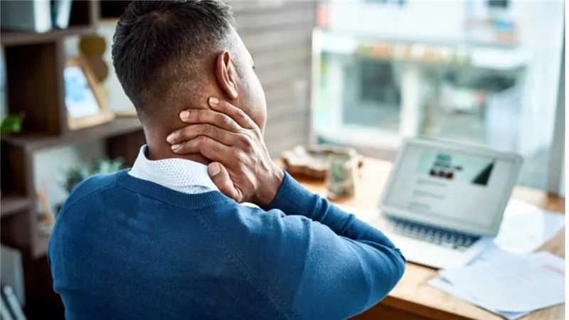 بسبب الموبايل وقيادة السيارات… 5 تمارين بسيطة لتخفيف آلام الرقبة
