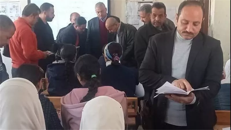  متابعة تعليمية أم تحقيق رسمي؟.. صورة من داخل فصل دراسي تشعل الجدل