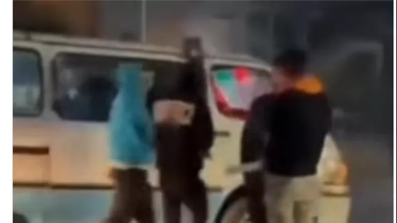 الداخلية تفحص فيديو إلقاء شابين ألعاب نارية على ركاب ميكروباص 