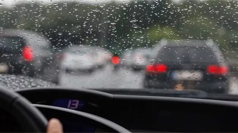 القيادة أثناء سقوط الأمطار.. إرشادات لتجنب الحوادث 