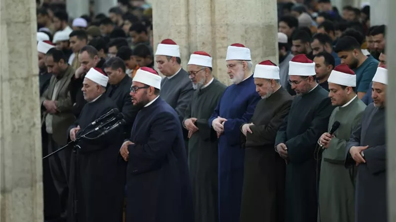 خاشعين لله.. آلاف المصلين يؤدون العشاء والتراويح بالجامع الأزهر