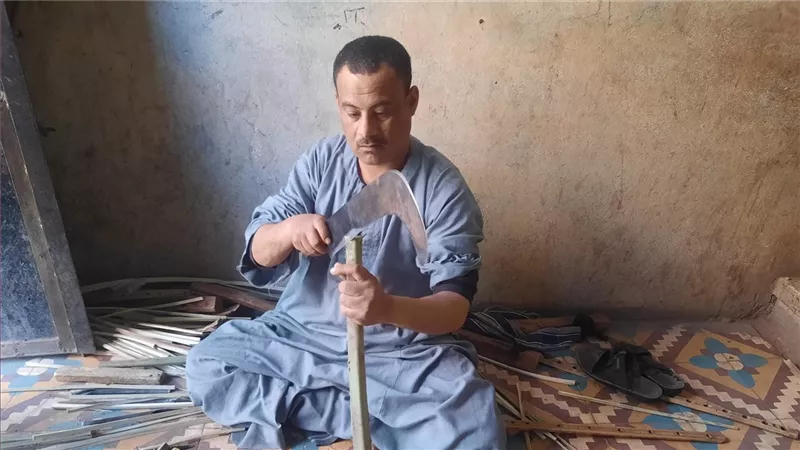 من جريد النخل إلى نور رمضان.. العم رضا يحيي: تراث الفراعنة في صناعة الفوانيس..