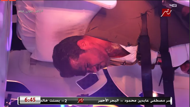 رامز جلال يسخر من ملابس محمد رجب: 
