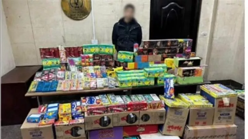 القبض على عامل بالفيوم لحيازته 3 ملايين قطعة ألعاب نارية