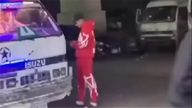 شباب يلقون ب 