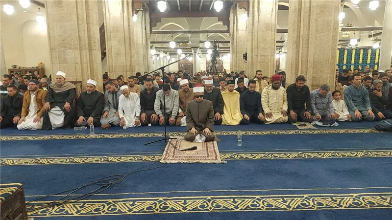 بصيرة القلب أعمق من النظر .. طالب من ذوي الهمم يؤمّ المصلين في الأزهر