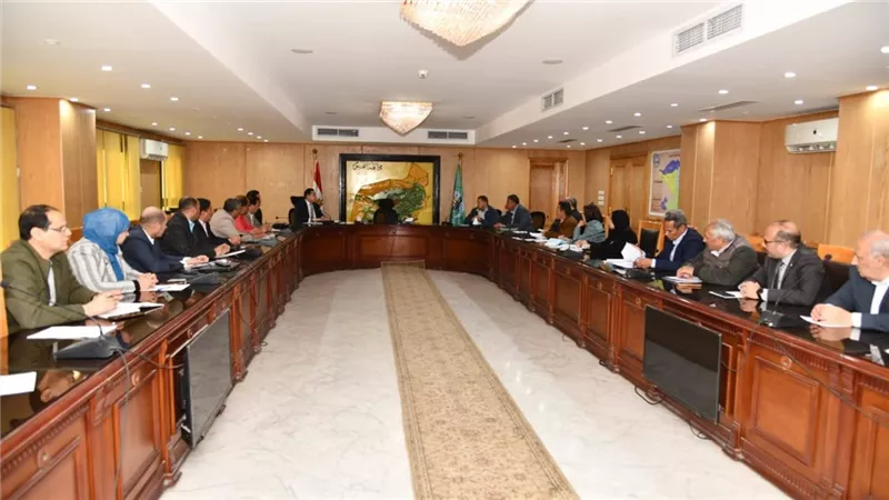 نائب محافظ الفيوم يترأس اجتماع اللجنة العليا للدعاية والإعلانات