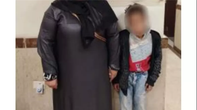 متسولة تحرض طفلها على الإمساك بالسيارات أثناء سيرها لاستجداء قائديها