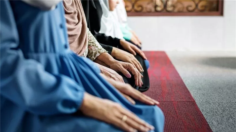 هل يجوز للمرأة صلاة التراويح في المسجد؟.. الأزهر يوضح الحكم الشرعي