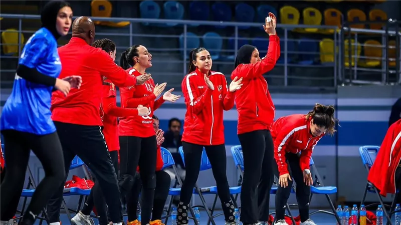 الخطيب يهنئ سيدات الأهلي بكأس السوبر المصري لكرة اليد