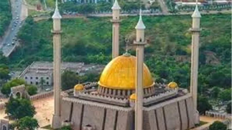 مسجد أبوجا الوطني.. تحفة معمارية تهيمن على أفق العاصمة النيجيرية