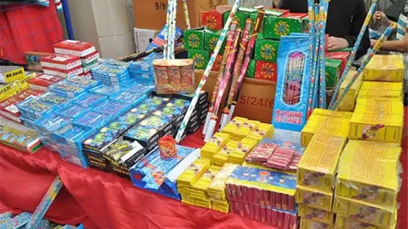 فقدان بصر وحرائق ومشاجرات .. كيف تحولت الألعاب النارية إلى كابوس فى الشوارع ؟