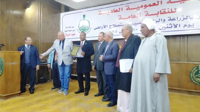 إتحاد نقابات عمال مصر يكرم رئيس اللجنة النقابية للعاملين بالزراعة بالبحيرة