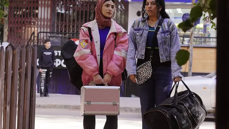 من وحي مسلسل 80 باكو.. كيف تتعاملين مع زميلتك المنفسنة والغيوظة في الشغل؟