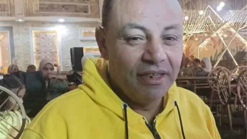 كبير مشجعي غزل المحلة يعيد مبلغًا ماليًا أُرسل إليه بالخطأ.. وصاحب المبلغ يكافئه