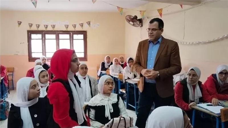 وكيل تعليم دمياط يتفقد الامتحانات الشهرية في المدارس ميدانيا | صور