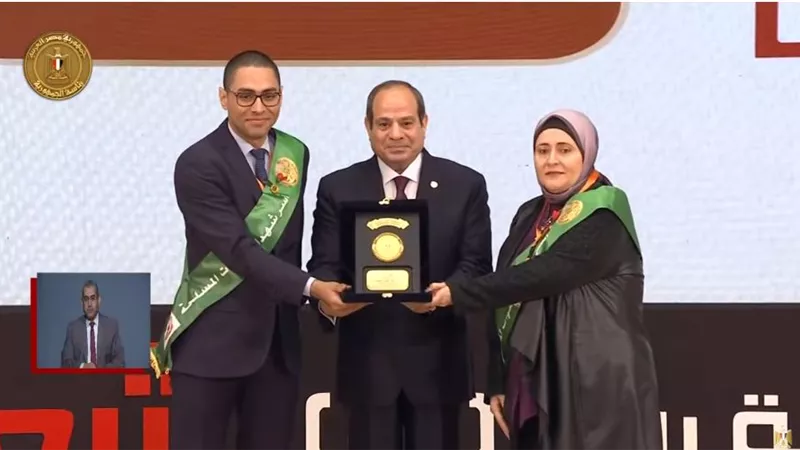 الرئيس السيسي يكرم عدداً من أبناء وأسر الشهداء خلال الإحتفال بيوم الشهيد 
