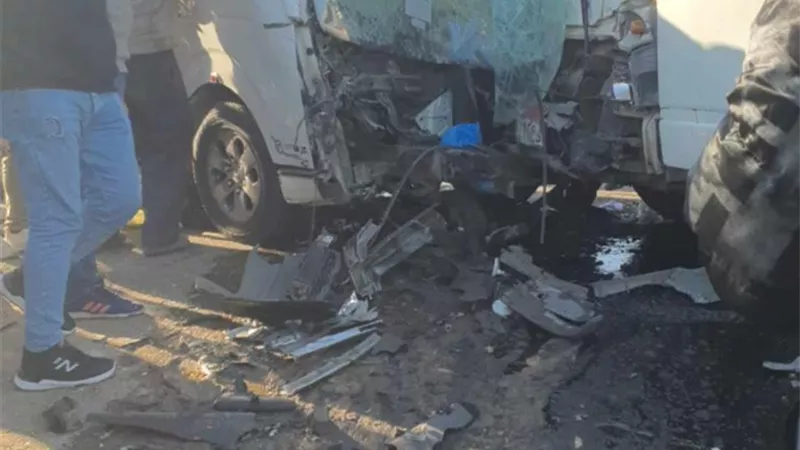 بالأسماء.. إصابة 11 شخصًا بحادث تصادم بين سيارتين في البحيرة| صور