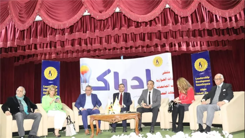 خبراء في 
