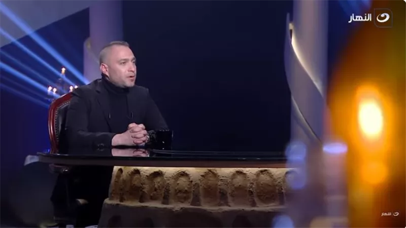 حسام حبيب يتحدى شيرين على الهواء.. وتعليق ناري عن حلق شعرها| فيديو