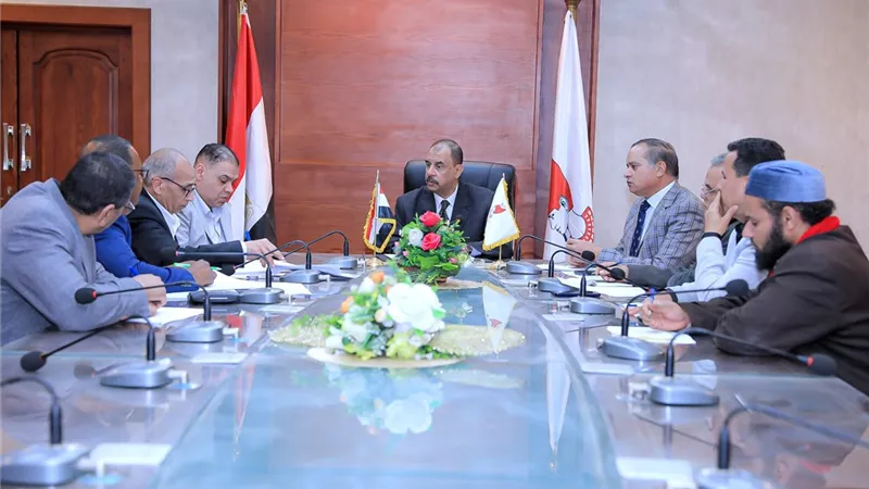 محافظ سوهاج يبحث التوسع في إنشاء مصانع الأعلاف غير التقليدية لدعم الثروة الحيوانية