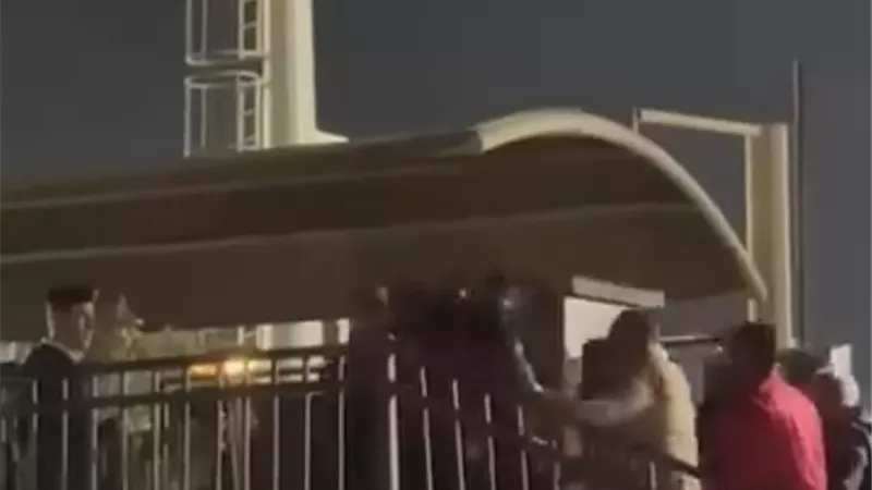 اشتباك نجم الأهلي بالأيادي والألفاظ الخارجة مع الجماهير بعد الانسحاب من القمة