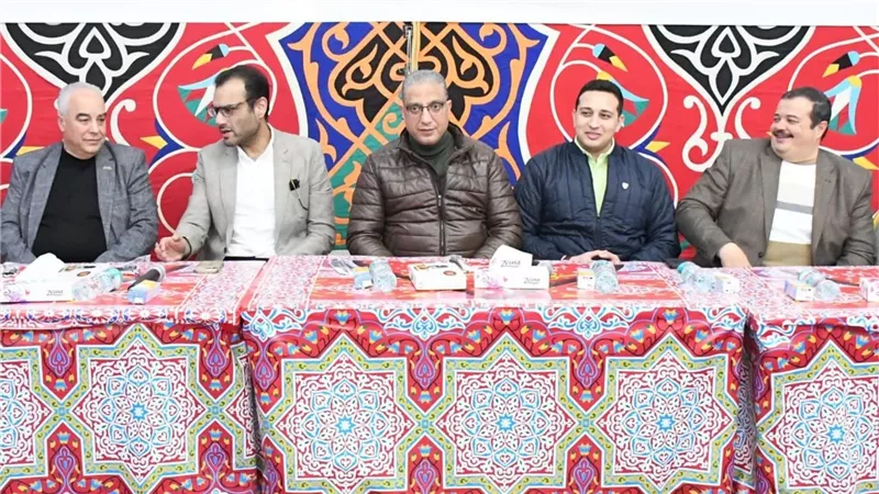 محافظ الفيوم يشارك في مائدة الإفطار الجماعي لعابري السبيل والأولى بالرعاية 