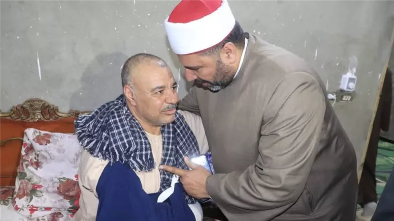 في لفتة إنسانية.. وكيل أوقاف الفيوم يزور خادم مسجد للاطمئنان على صحته