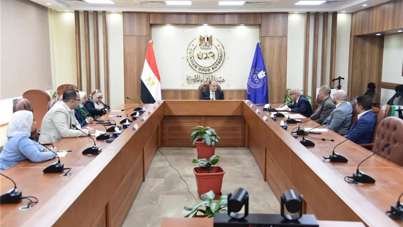 هيئة الدواء تناقش مع شعبة الأدوية آليات سياسات تسجيل المستحضرات الدوائية