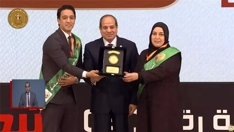 الرئيس السيسي يكرم أسر الشهداء خلال الندوة التثقيفية الـ41 للقوات المسلحة | فيديو