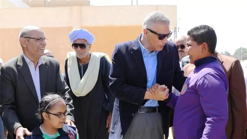 محافظ أسوان يتفقد مدرسة التربية الفكرية بقرية الكاجوج بكوم أمبو