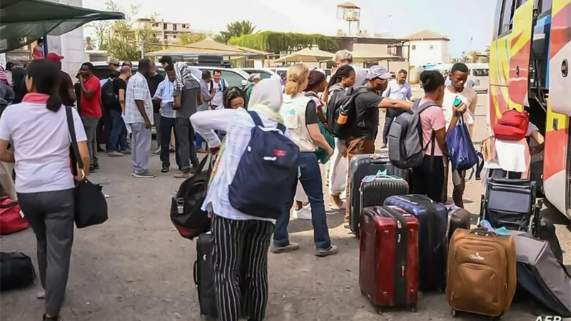 السودانيون في مصر.. بين ضغوط المعيشة ورحلة العودة إلى الوطن