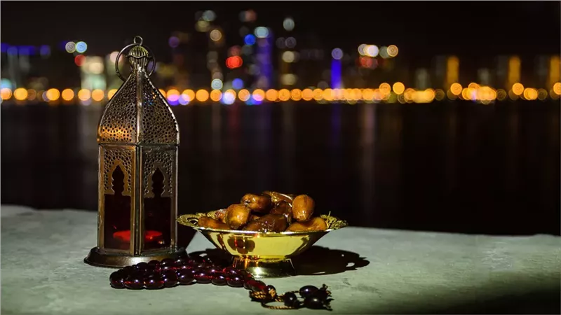 أستاذ طب نفسي يوضح تأثير رمضان على إعادة التوازن الروحي (فيديو)