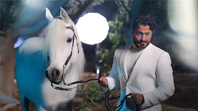 بإطالة أبيض × أبيض وحصان.. تامر حسني : إستنوا الجديد عشان الجديد شديد
