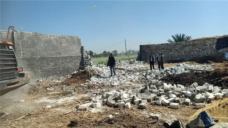   إزالة 5 حالات تعد بالبناء المخالف على الأراضي الزراعية بمركز ابشواي بالفيوم
