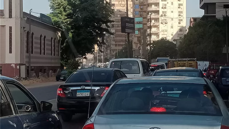 كثافات مرورية متفاوتة بالقاهرة والجيزة وجهود مكثفة لتسيير الحركة
