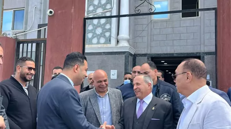 محافظ بورسعيد يخصص دعمًا شهريًا لتشغيل العناية المركزة والمنظار والتعاقد مع أطباء بمستشفى الصدر