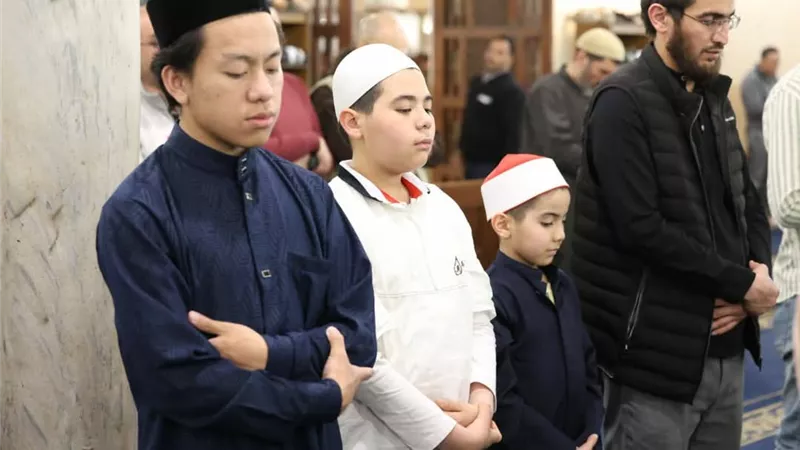الأطفال من مختلف الجنسيات في أجواء إيمانية خلال أداء الصلاة بالجامع الأزهر