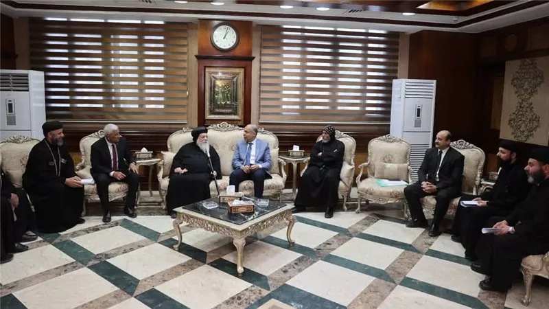 محافظ المنيا يتسلم درع رحلة العائلة المقدسة بكوم ماريا من الأنبا ديمتريوس مطران ملوى