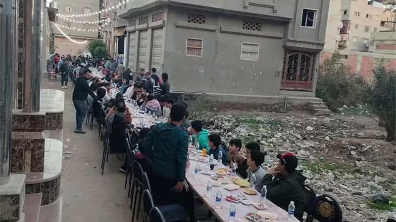 بالجهود الذاتية.. أهالي الشعراء ينظمون أطول مائدة إفطار جماعي في دمياط