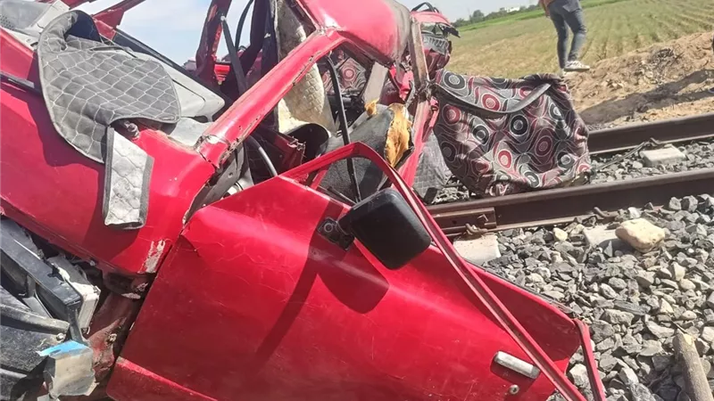 وفاة سائق الميكروباص المتسبب في حادث قطار الإسماعيلية