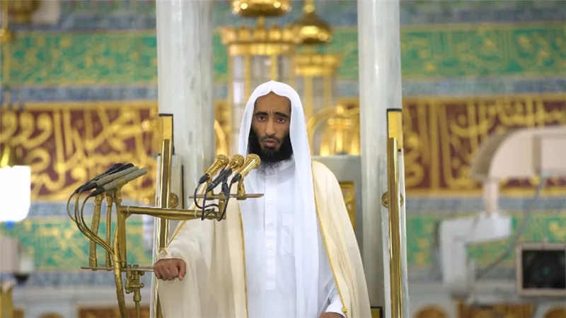 خطيب المسجد النبوي يعدد فضل الزكاة وكيف تكون مطهرة للقلب فى رمضان