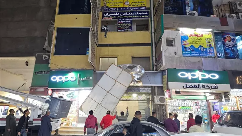 حملة لإزالة لافتات العيادات الطبية في أسيوط تثير الجدل بين الأطباء والمسؤولين