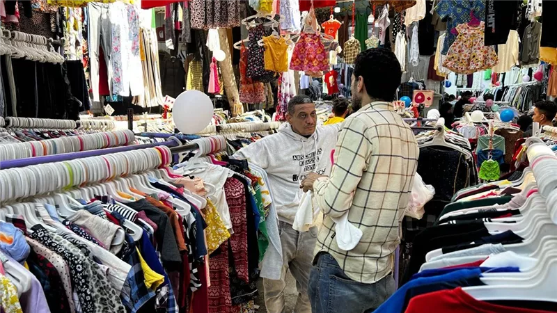 وكالة البلح.. رحلة البحث عن ملابس بأسعار التصفيات «صور»