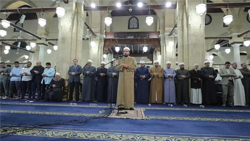 الليلة الرابعة عشر من رمضان.. الجامع الأزهر كامل العدد لأداء صلاتي العشاء والتراويح