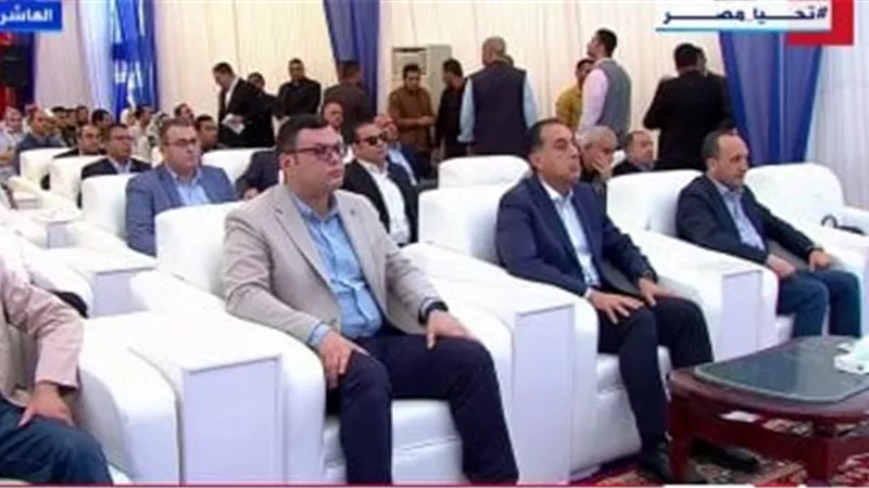 رئيس الوزراء يسلم عددًا من عقود وحدات المبادرة الرئاسية 