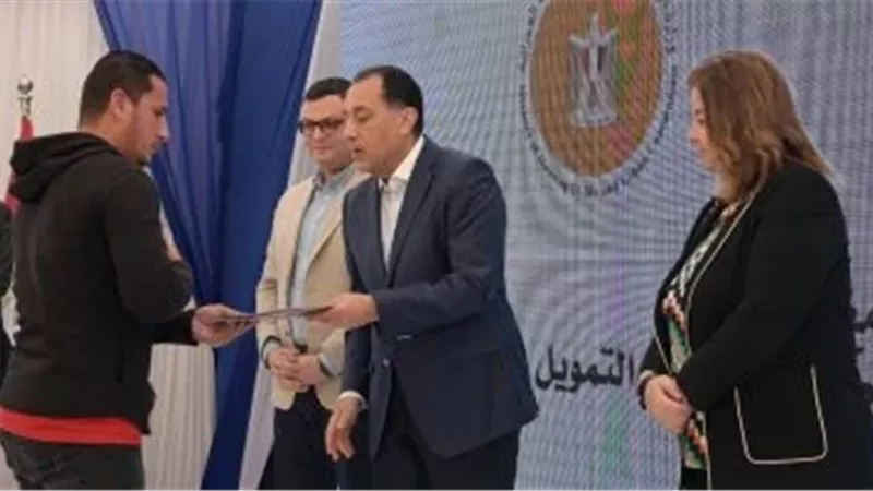 ضمن المبادرة الرئاسية.. مدبولى يسلم عقود وحدات سكنية لـ منخفضي ومتوسطي الدخل