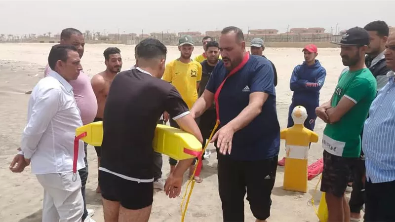 إجراء الاختبارات للمتقدمين لوظيفة عامل إنقاذ لتشغيل شاطيء المنصورة الجديدة