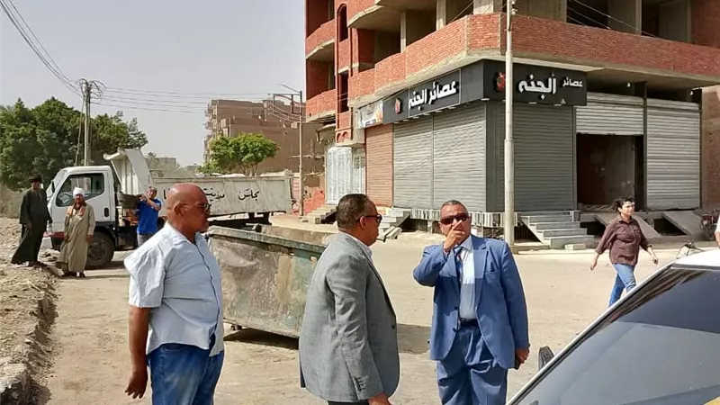 بالصور.. سكرتير مساعد محافظة سوهاج في جولة موسعة بمدينة طهطا