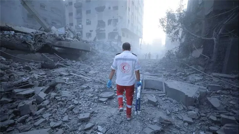 الهلال الأحمر الفلسطيني: نواصل إنقاذ الأرواح رغم القصف الإسرائيلي العشوائي